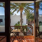 Ineika In - Balcony & Poolside شقة