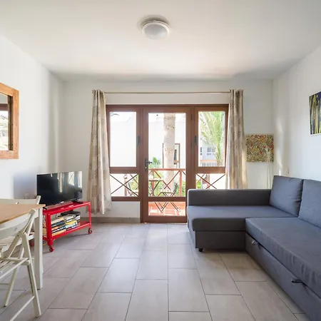 Ineika In - Balcony & Poolside Daire